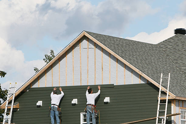 Professional Siding Contractor technician working in Robbins, IL